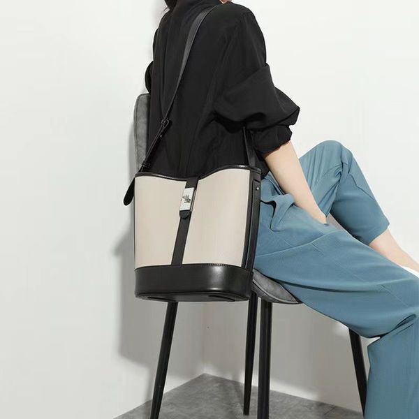 designer shoulder bag, cosmetic bag bucket high-capacity women hobo bag mobile phone camera bag bag women brand design bag purse2023
designer shoulder bag, cosmetic bag bucket high-capacity women hobo bag mobile phone camera bag bag women brand design bag purse2023