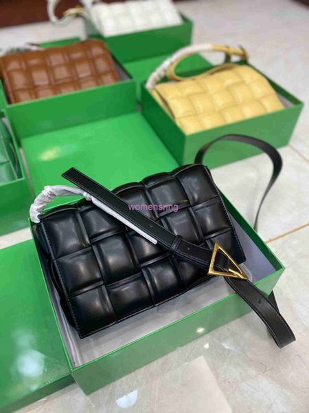 2023 horizontal handbag single shoulder box woven pillow multifunctional design high-quality leather fashionable high-end small square bag
2023 horizontal handbag single shoulder box woven pillow multifunctional design high-quality leather fashionable high-end small square bag