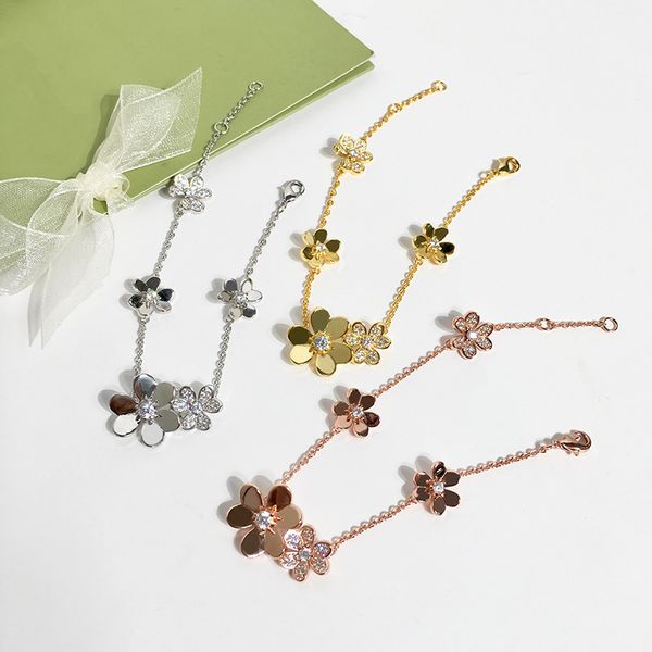 new lucky van four leaf 3 clover bracelet designer jewelry set pendant necklaces bracelet stud earring gold silver perlees 5/flower necklace, Golden;silver
new lucky van four leaf 3 clover bracelet designer jewelry set pendant necklaces bracelet stud earring gold silver perlees 5/flower necklace, Golden;silver