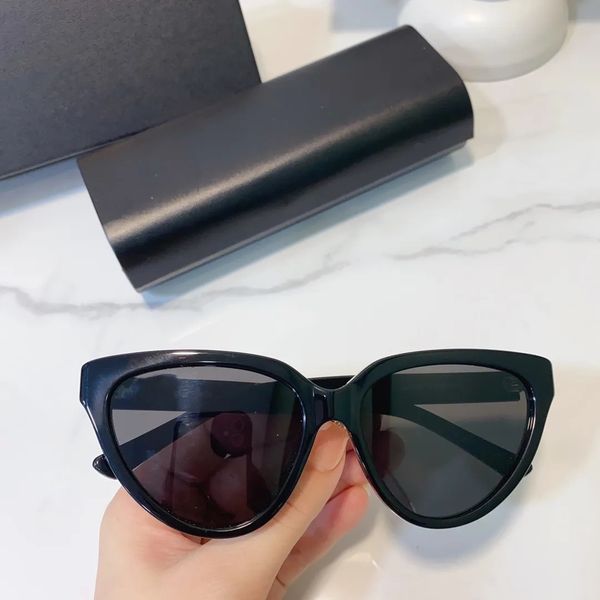 summer sunglasses fashion designer full frame glasses letter pattern design for man woman 6 color high quality, White;black
summer sunglasses fashion designer full frame glasses letter pattern design for man woman 6 color high quality, White;black