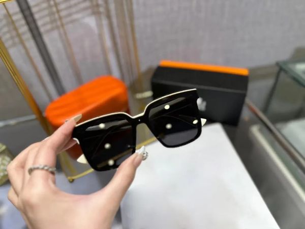 summer designer sunglasses original eyewear beach outdoor shadesnfashion classic lady mirrors women men protection sun glasses 1393 with box, White;black
summer designer sunglasses original eyewear beach outdoor shadesnfashion classic lady mirrors women men protection sun glasses 1393 with box, White;black