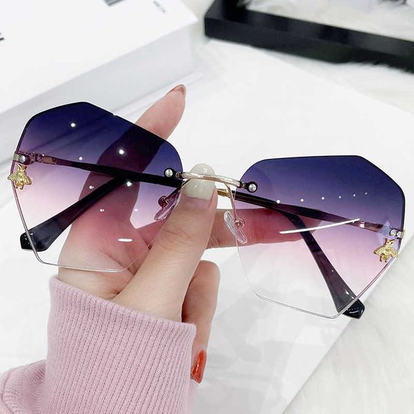 2022 new metal personalized polygon frameless women's net red same sunglasses, White;black
2022 new metal personalized polygon frameless women's net red same sunglasses, White;black