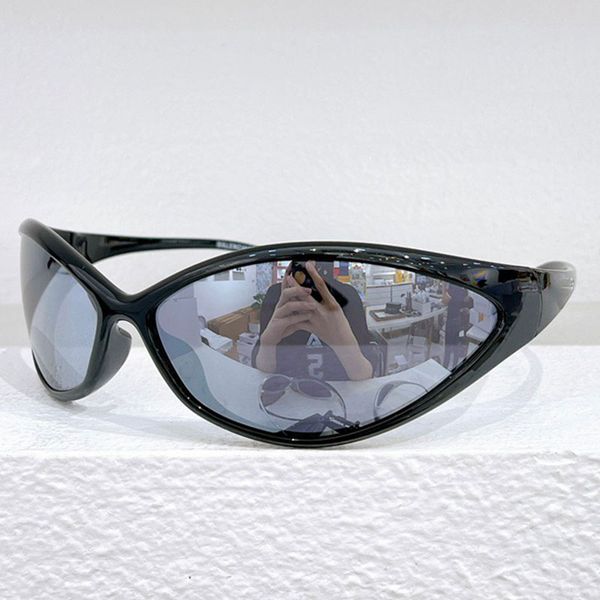 sports 90s oval sunglasses in black bio-based injected nylon with grey lenses are in several looks of the b home summer 23 collection with o, White;black
sports 90s oval sunglasses in black bio-based injected nylon with grey lenses are in several looks of the b home summer 23 collection with o, White;black