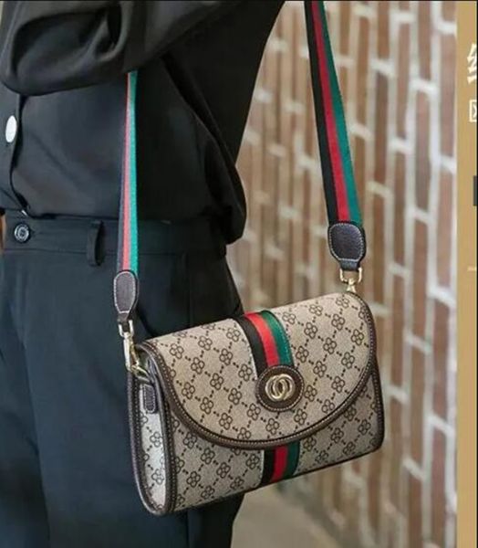 2 colours luxurys designer bag womens men pu leather messenger purse crossbody bag shopping bag plain hasp shoulder bags handbags wallets pu
2 colours luxurys designer bag womens men pu leather messenger purse crossbody bag shopping bag plain hasp shoulder bags handbags wallets pu