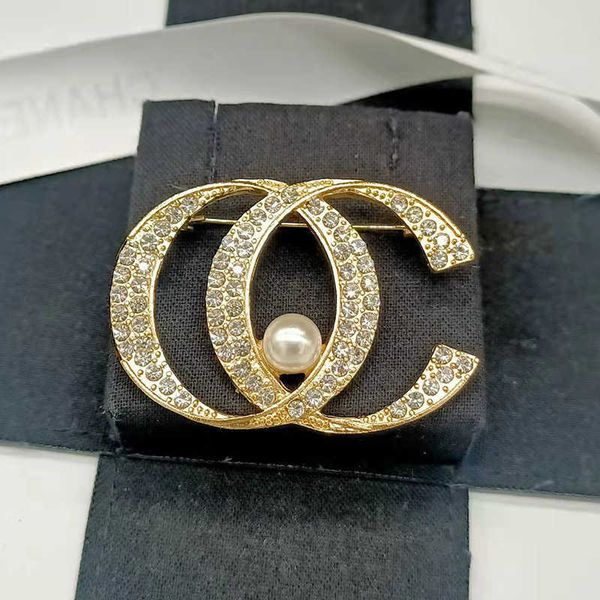 brand luxurys design pearl diamond brooch women crystal rhinestone letters brooches suit pin fashion jewelry clothing decoration accessories, Gray
brand luxurys design pearl diamond brooch women crystal rhinestone letters brooches suit pin fashion jewelry clothing decoration accessories, Gray