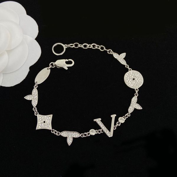 luxury designer elegant gold and silver bracelet fashion women's letter pendant clover bracelet wedding special design jewelry quality, Golden;silver
luxury designer elegant gold and silver bracelet fashion women's letter pendant clover bracelet wedding special design jewelry quality, Golden;silver