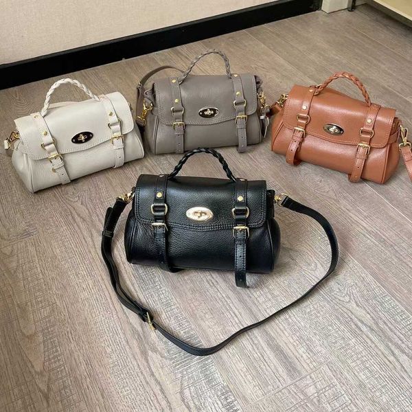 french designer shoulder bag women genuine leather messenger bag hardware decoration bag women's handheld crossbody bag 221226 3707
french designer shoulder bag women genuine leather messenger bag hardware decoration bag women's handheld crossbody bag 221226 3707