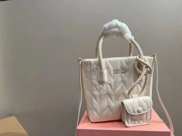 2023 new fashion designer bag women's bag beach bag tote brand small diamond plaid leather braided hand shank carrying coin purse
2023 new fashion designer bag women's bag beach bag tote brand small diamond plaid leather braided hand shank carrying coin purse