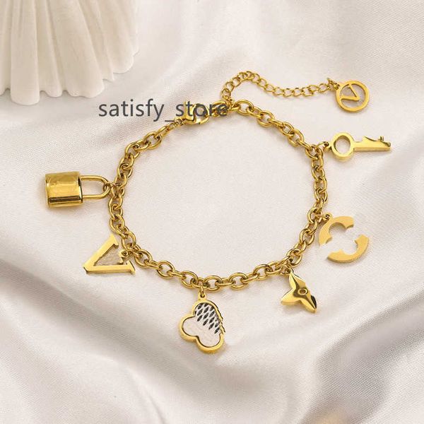 popular high-end necklace bracelet set designer jewelry clover bracelet european brand lock pendant necklaces 18 gold-plated love letter fam, Black
popular high-end necklace bracelet set designer jewelry clover bracelet european brand lock pendant necklaces 18 gold-plated love letter fam, Black