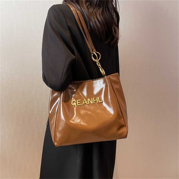 high and leather pattern carrying women's bag 2023 new minimalist summer commuting single shoulder tote bag 70% outlet store online
high and leather pattern carrying women's bag 2023 new minimalist summer commuting single shoulder tote bag 70% outlet store online