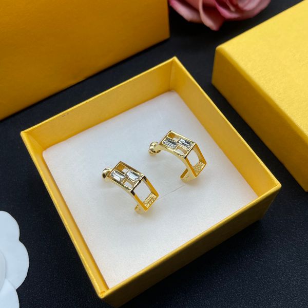 europe america fashion style lady women gold/silver/rose color hardware engraved hollow out letter c-shape hoop stud earrings, Golden;silver
europe america fashion style lady women gold/silver/rose color hardware engraved hollow out letter c-shape hoop stud earrings, Golden;silver