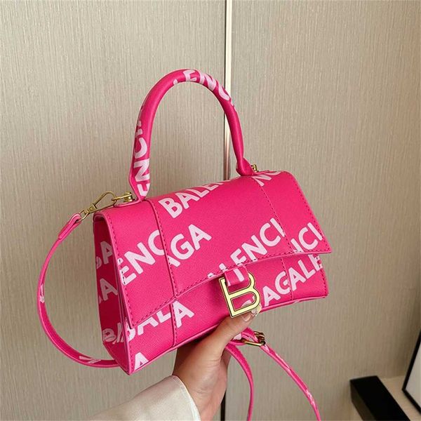 2023 advanced texture letter hourglass bag one shoulder handheld straddle fashion women's bag 50% outlet online 
2023 advanced texture letter hourglass bag one shoulder handheld straddle fashion women's bag 50% outlet online