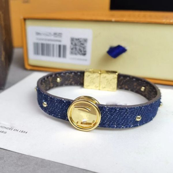 designer high-end brand men's and women's bracelets fashion jewelry aolly buckle leather with box, Golden;silver
designer high-end brand men's and women's bracelets fashion jewelry aolly buckle leather with box, Golden;silver