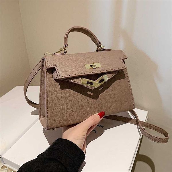 advanced sense small number of commuting handbags women's new autumn and winter fashion all-around one-shoulder messenger bag for work
advanced sense small number of commuting handbags women's new autumn and winter fashion all-around one-shoulder messenger bag for work