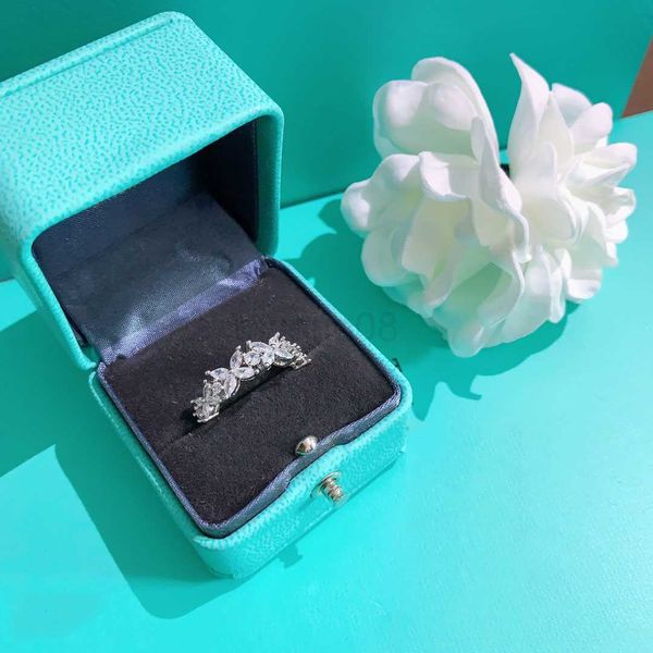 band rings designer simple ring silver stainless steel couple rings fashion women designer jewelry lady party gifts j230612
band rings designer simple ring silver stainless steel couple rings fashion women designer jewelry lady party gifts j230612