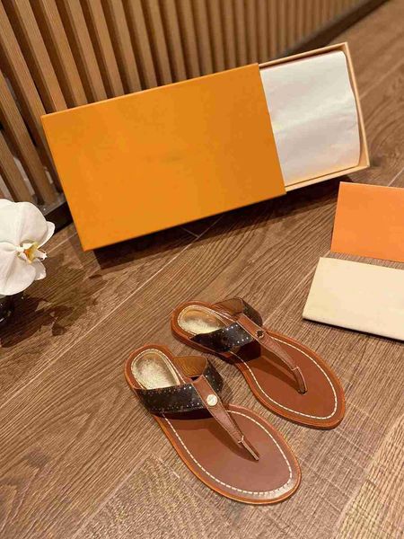 luxury women leather flat slipper girl studs thong sunny slide sadnal designer lady v-shaped strap rubber sole flip flop sneakers, Black
luxury women leather flat slipper girl studs thong sunny slide sadnal designer lady v-shaped strap rubber sole flip flop sneakers, Black