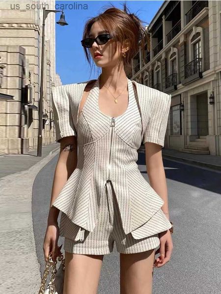 elegant fashion high street striped three piece set women blazer coat + + high waist short sets korean ol 3 piece pant suits l230522, White;black
elegant fashion high street striped three piece set women blazer coat + + high waist short sets korean ol 3 piece pant suits l230522, White;black