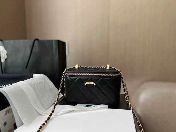 2022 new fragrant box square crossbody small mouth red mini double gold ball bag
2022 new fragrant box square crossbody small mouth red mini double gold ball bag