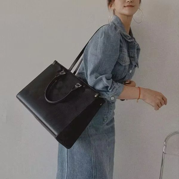 onthego shoulder bags leather luxurys handbag medium microfiber lining delicate details sacoche zipper inner patch pocket designer tote bag
onthego shoulder bags leather luxurys handbag medium microfiber lining delicate details sacoche zipper inner patch pocket designer tote bag