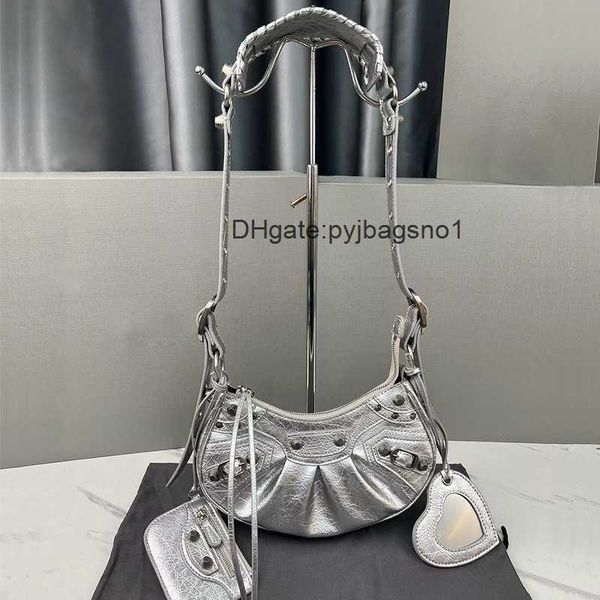 agci designer handbag evening balense ga le cagole rivet locomotive bag sweet cool spicy girl triple fold crescent bag leather underarm bag
agci designer handbag evening balense ga le cagole rivet locomotive bag sweet cool spicy girl triple fold crescent bag leather underarm bag