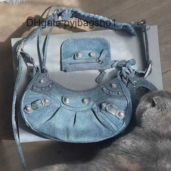agci designer handbag evening balense ga heavy industry denim with diamond rivet half month locomotive bag spicy girl bag women's bag
agci designer handbag evening balense ga heavy industry denim with diamond rivet half month locomotive bag spicy girl bag women's bag