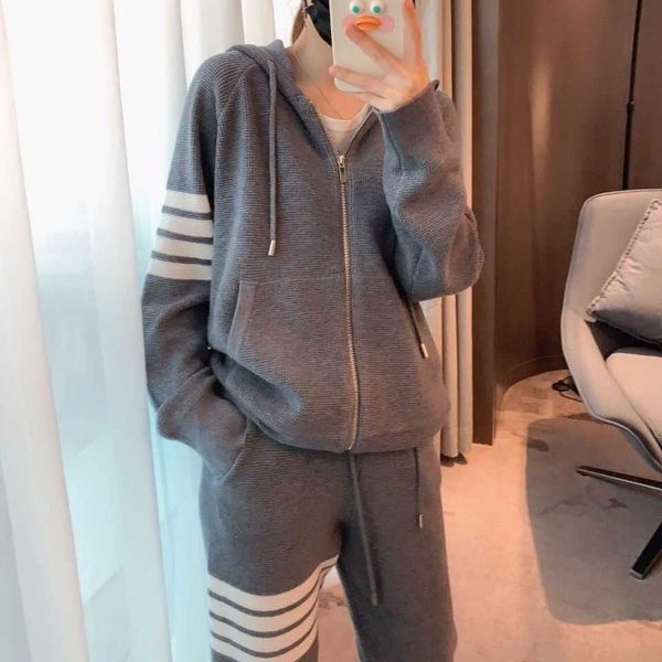 new arm four bar hooded zipper sweater coat color matching couple's same suit, Black;brown
new arm four bar hooded zipper sweater coat color matching couple's same suit, Black;brown