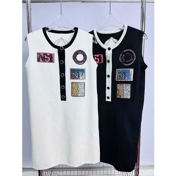 2023 casual runway designer women's single breasted elegant sleeveless dress women fashion letter sequin knit mini dresses knitwear, Black;gray
2023 casual runway designer women's single breasted elegant sleeveless dress women fashion letter sequin knit mini dresses knitwear, Black;gray