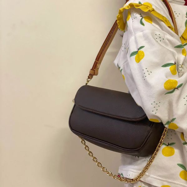 leather makeup bag designer shoulder bags womens luxury large capacity handbag fashion crossbody versatile toiletry portable tote cosmetic
leather makeup bag designer shoulder bags womens luxury large capacity handbag fashion crossbody versatile toiletry portable tote cosmetic