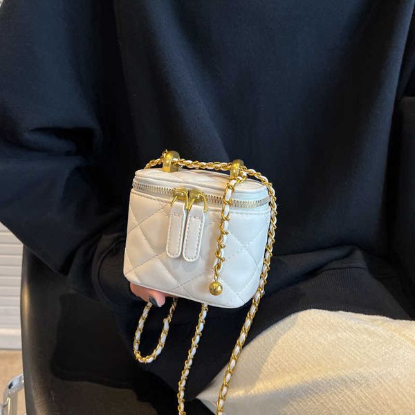 2023 new xiaoxiangfeng double golden ball mini box lingge chain one shoulder crossbody makeup women's bag
2023 new xiaoxiangfeng double golden ball mini box lingge chain one shoulder crossbody makeup women's bag
