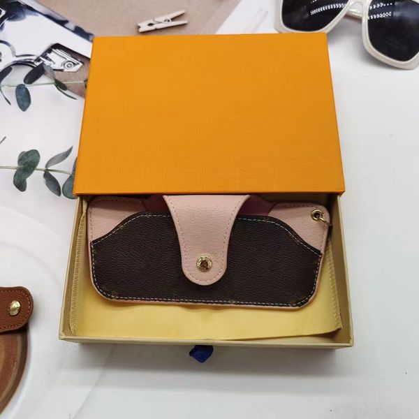 2023 fashion designer sunglasses case brand letter flower luxury sunglass box packing pu leather glasses bag eyewear accessories, Red;black
2023 fashion designer sunglasses case brand letter flower luxury sunglass box packing pu leather glasses bag eyewear accessories, Red;black
