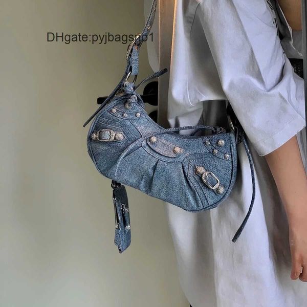 agci designer handbag evening balense ga b family denim diamond rivet locomotive bag single shoulder crossbody bag mirror card bag underarm
agci designer handbag evening balense ga b family denim diamond rivet locomotive bag single shoulder crossbody bag mirror card bag underarm