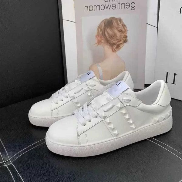 luxury designer dress shoes rockrunner backnet perforated sneakers bands white black leather trainer valentinolies etsw
luxury designer dress shoes rockrunner backnet perforated sneakers bands white black leather trainer valentinolies etsw