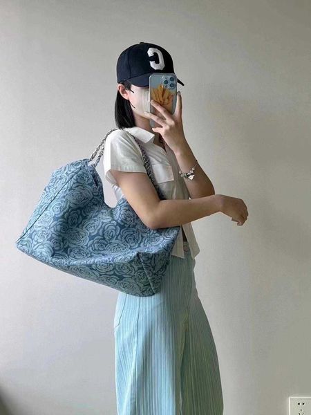 cowboy camellia underarm tote bag silver woven chain bottom 40x pocket opening 55x height 30x thickness 20 brand designer's large size
cowboy camellia underarm tote bag silver woven chain bottom 40x pocket opening 55x height 30x thickness 20 brand designer's large size