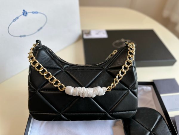 the new 3-in-1 diamond check designer shoulder bag logo triangle standard comes with a detachable mini pouch soft leather, lightweight and c
the new 3-in-1 diamond check designer shoulder bag logo triangle standard comes with a detachable mini pouch soft leather, lightweight and c