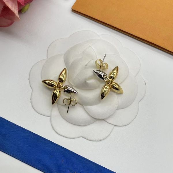 2023 titanium steel women designer stud luxury flowers style fashion couple earrings for lady gift, Golden;silver
2023 titanium steel women designer stud luxury flowers style fashion couple earrings for lady gift, Golden;silver