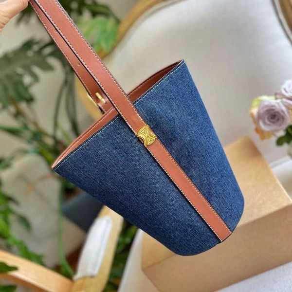 designer bag triomphe bucket bag cowboy shoulder bag luxury fashion ladies handbag enhanced beauty shopping bag beach bag
designer bag triomphe bucket bag cowboy shoulder bag luxury fashion ladies handbag enhanced beauty shopping bag beach bag