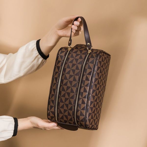 luxury designer bags men travelling toilet bag fashion design women wash bag large capacity cosmetic bags makeup toiletry bag pouch louise v
luxury designer bags men travelling toilet bag fashion design women wash bag large capacity cosmetic bags makeup toiletry bag pouch louise v