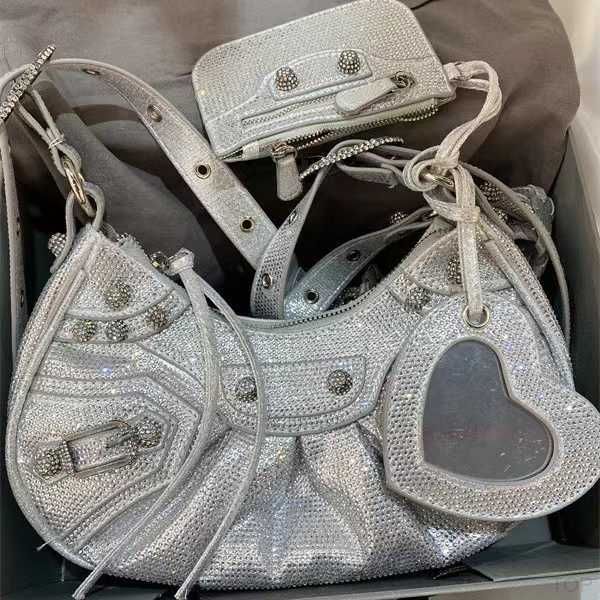 women's motorcycle half moon le cagole pochette bag mens designer diamond purse luxury tote handbag multifunction clutch summer travel
women's motorcycle half moon le cagole pochette bag mens designer diamond purse luxury tote handbag multifunction clutch summer travel