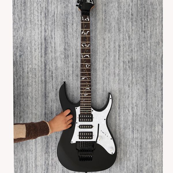 electric guitar with double shaking vibrato system, black hardwares and bright paint surface support customization hipping
electric guitar with double shaking vibrato system, black hardwares and bright paint surface support customization hipping