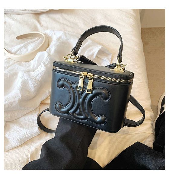 2023 new cylinder makeup bag fashion versatile one shoulder oblique straddle handbag large capacity women's bucket bag
2023 new cylinder makeup bag fashion versatile one shoulder oblique straddle handbag large capacity women's bucket bag