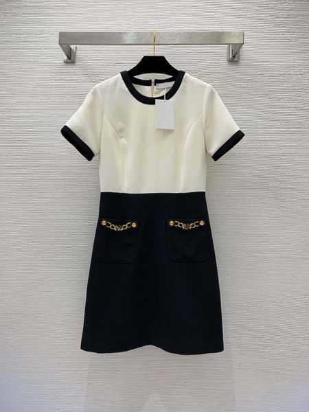 23ss summer dresses women dress women designer clothes metal chain pocket black white contrast waist shrinking a-line short sleeve dress wom, Black;gray
23ss summer dresses women dress women designer clothes metal chain pocket black white contrast waist shrinking a-line short sleeve dress wom, Black;gray