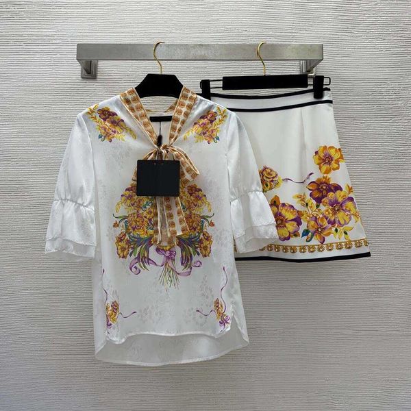 23ss skirt set women designer clothes early spring fashion flower print bow ribbon collar ruffle sleeve shirt short skirt set women clothes, White
23ss skirt set women designer clothes early spring fashion flower print bow ribbon collar ruffle sleeve shirt short skirt set women clothes, White