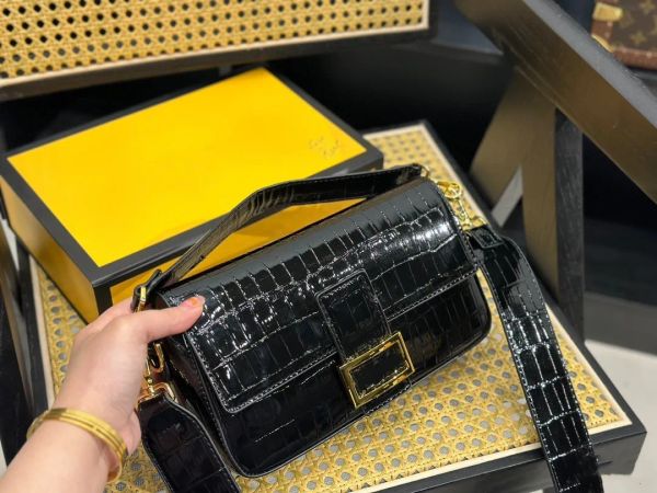 Fashion designer bag for woman 7A quality handbag paint White black leather shoulder tote bags for women metal letter womens handbags size 26cm crossbody bags
Fashion designer bag for woman 7A quality handbag paint White black leather shoulder tote bags for women metal letter womens handbags size 26cm crossbody bags