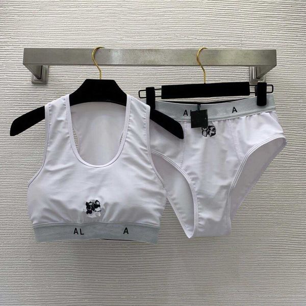 23ss two-piece swimsuit womens bikini designer bathing suit high elastic letter embroidery ribbon splicing u-neck vest with chest pad briefs, White;black
23ss two-piece swimsuit womens bikini designer bathing suit high elastic letter embroidery ribbon splicing u-neck vest with chest pad briefs, White;black