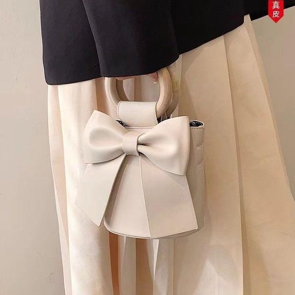 wooden handle leather letters fairy handbag single room womens bag women luxurys fashion designers bags female clutch classic girl bucket
wooden handle leather letters fairy handbag single room womens bag women luxurys fashion designers bags female clutch classic girl bucket