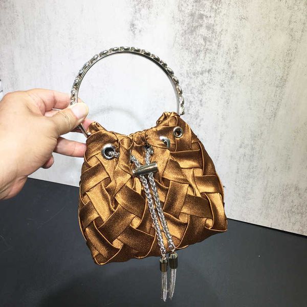 women's 2023 new shiny tassel inlaid diamond mini water bucket bag portable dinner bag chain strap crossbody bag 230614
women's 2023 new shiny tassel inlaid diamond mini water bucket bag portable dinner bag chain strap crossbody bag 230614