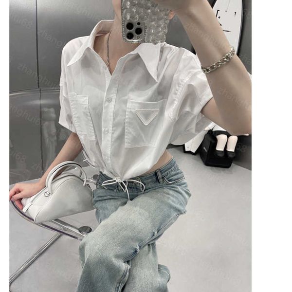 23ss women shirt womens designer clothing high neck blouse summer new lapel double pockets letter logo embroidery short style short-sleeved, White
23ss women shirt womens designer clothing high neck blouse summer new lapel double pockets letter logo embroidery short style short-sleeved, White