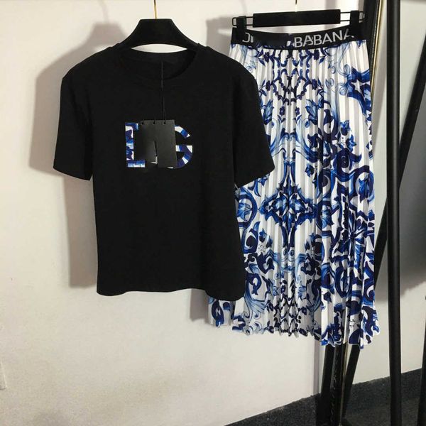 23ss skirt set women designer clothes embroidered letter short sleeve t-shirt blue and white porcelain printed high waist pleated skirt set
23ss skirt set women designer clothes embroidered letter short sleeve t-shirt blue and white porcelain printed high waist pleated skirt set
