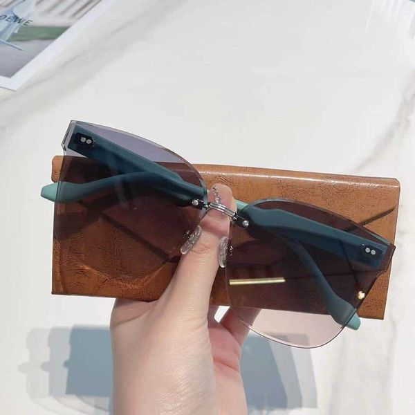 new fashionable black frameless for trendy women and internet celebrities the same personalized street p sunglasses, White;black
new fashionable black frameless for trendy women and internet celebrities the same personalized street p sunglasses, White;black