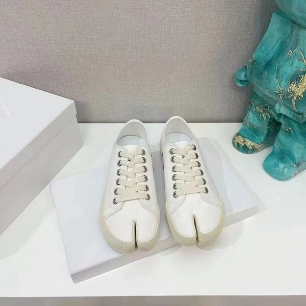 casual shoes ladies sandals margiela designer fashion leather low round head split toe flat bottom one stirrup outdoor home leisure walking
casual shoes ladies sandals margiela designer fashion leather low round head split toe flat bottom one stirrup outdoor home leisure walking